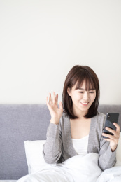 一位年轻的女子在卧室里