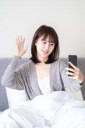 一位年轻的女子在卧室里