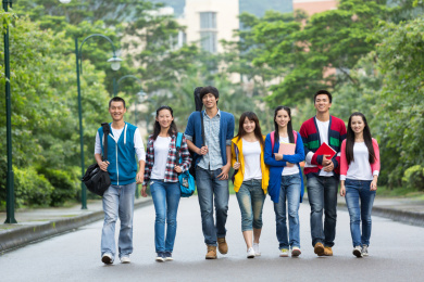东方学生在校园里