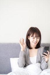 一位年轻的女子在卧室里
