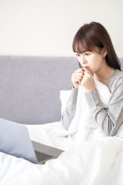 一位年轻的女子在卧室里