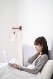 一位年轻的女子在卧室里