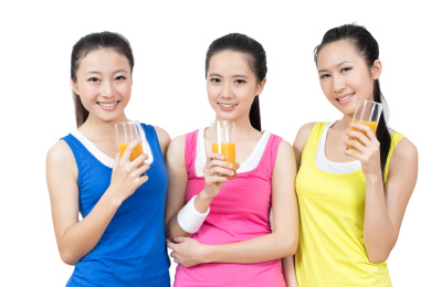 年轻女孩喝果汁