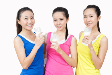 年轻女孩喝牛奶