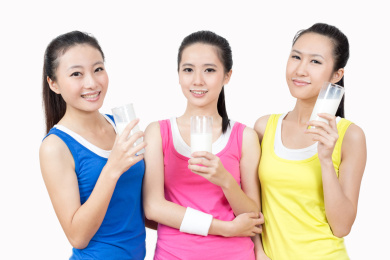 年轻女孩喝牛奶