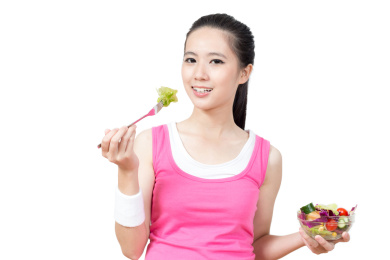 年轻女孩吃水果和蔬菜