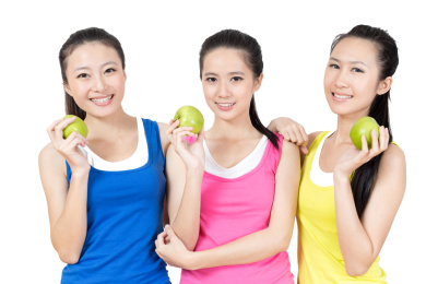 年轻女孩吃苹果