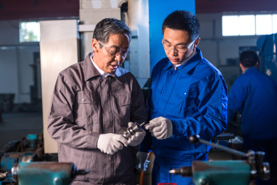 车间工人在工作
