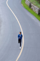 一位在社区中跑步的亚洲年轻女性