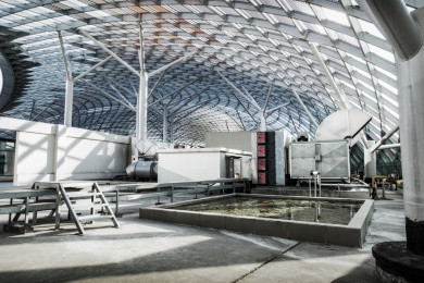 现代化的大型商用水冷空调外机