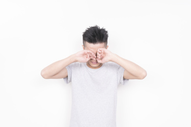 悲伤哭泣的男性