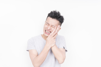 牙疼的青年男性