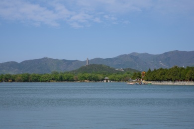 夏季北京颐和园昆明湖西堤与远处的玉峰塔