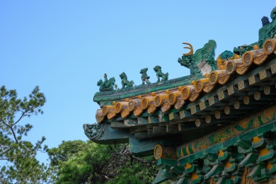 颐和园传统建筑屋顶的檐口与脊兽