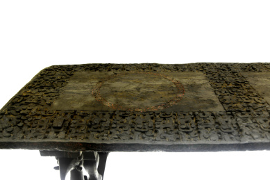 湖北曾侯乙墓 战国浮雕兽面纹漆木案