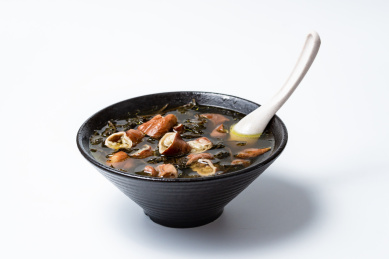 白背景上的一碗龙岩特色菜品--大肠苦斋汤