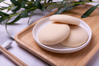 白色陶瓷盘子里的光酥饼