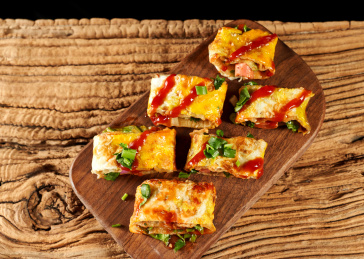 木桌上餐具上摆放的东北烤冷面