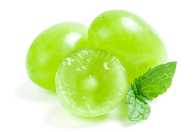 白底上放着新鲜青提和青提果肉