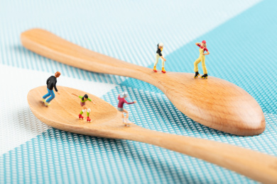 木勺子上的运动青少年溜冰鞋滑板