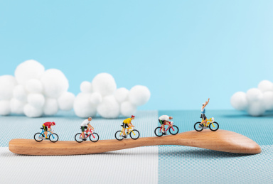 木勺子上的运动公路自行车比赛越过终点线