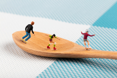 木勺子上的运动青少年溜冰鞋滑板