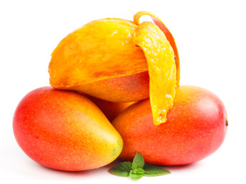 白底上放着一堆贵妃芒和贵妃芒果肉