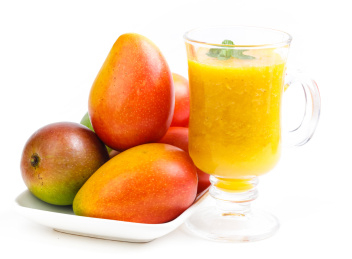 白底上放着一盘贵妃芒和贵妃芒果肉