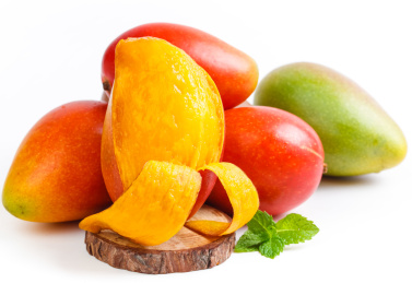 白底上放着一堆贵妃芒和贵妃芒果肉