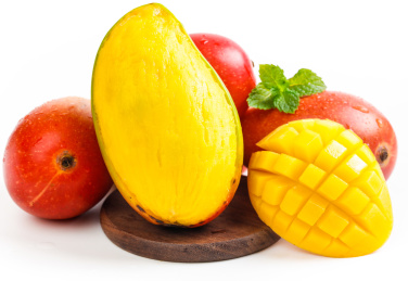 白底上放着一堆贵妃芒和贵妃芒果肉