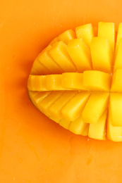 黄色背景上放着彩芒果肉