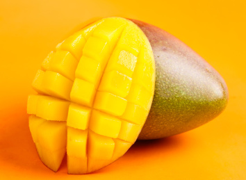 彩色背景上放着贵妃芒果和贵妃芒果果肉