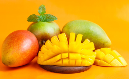 彩色背景上放着贵妃芒果和贵妃芒果果肉