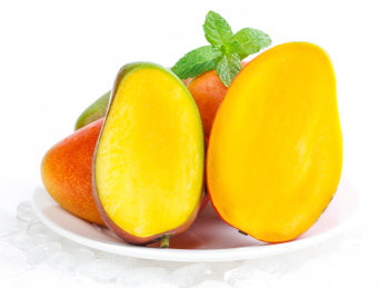 白底上放着一盘彩芒和彩芒果肉