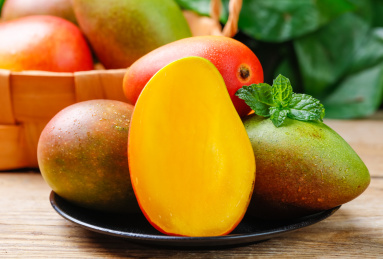 木底上放着一盘贵妃芒和贵妃芒果肉