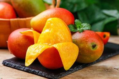 黑底上放着一堆菜芒和彩芒果肉