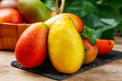 黑底上放着一堆菜芒和彩芒果肉