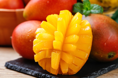 黑底上放着一堆菜芒和彩芒果肉