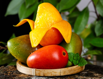 石底上放着一筐海南贵妃芒果和芒果果肉