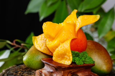 木垫子上放着海南贵妃芒果和芒果果肉