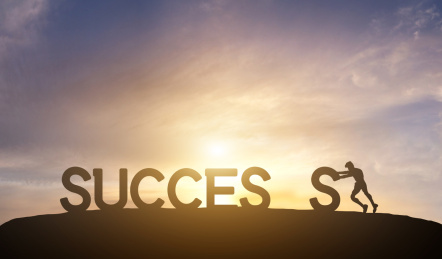 剪影人物推着文字成功概念