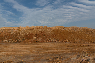 蓝天下的大片黄色渣土堆