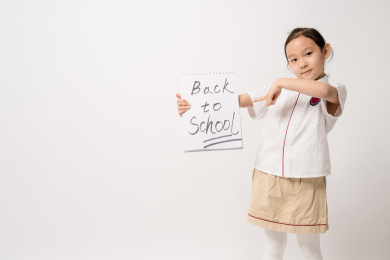 展示写着返校文字本子的中国女孩