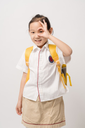 站在白色背景前穿校服的中国女孩