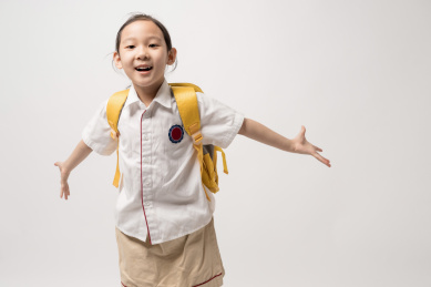 站在白色背景前展开双臂拥抱的中国女孩