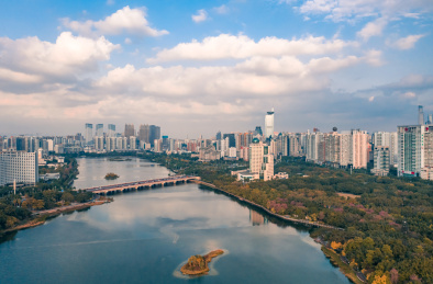 广西省南宁市南湖公园日落城市航拍风光