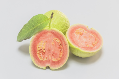 新鲜的红心番石榴切开在白色背景上.