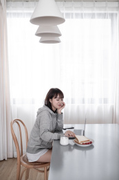 一位年轻的中国女生在家里办公