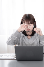 一位年轻的中国女生在家里办公