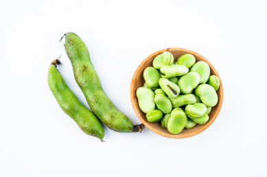 白背景上新鲜蚕豆荚和蚕豆  